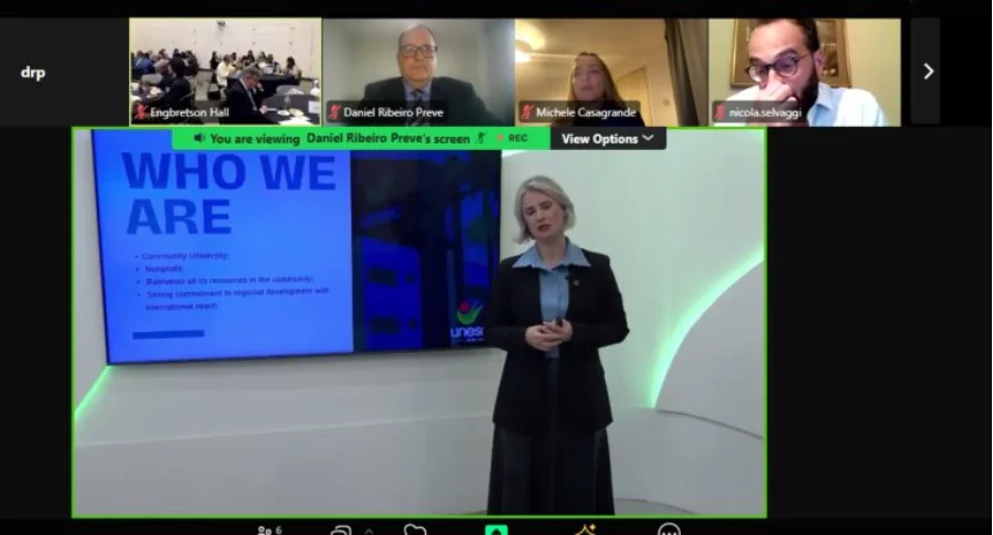 A reitora em exercício da Unesc, Gisele Silveira Coelho Lopes, falando para a câmera de seu escritório durante a Conferência Internacional de Justiça Restaurativa em Chicago (EUA), via plataforma online.