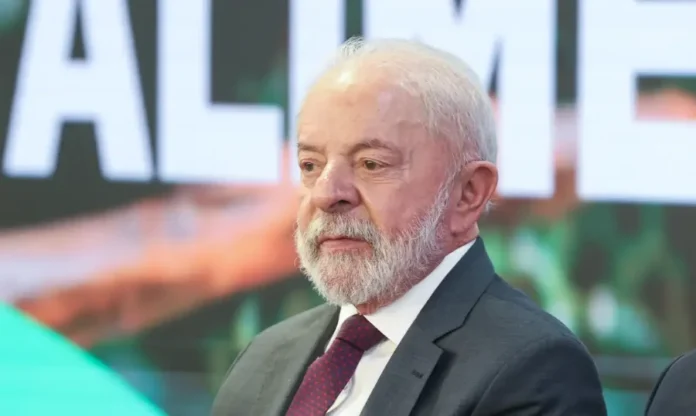 Lula troca de avião após problema em motor no Pará O presidente Luiz Inácio Lula da Silva desembarcando de um avião da Força Aérea Brasileira (FAB) com a equipe de segurança ao fundo.