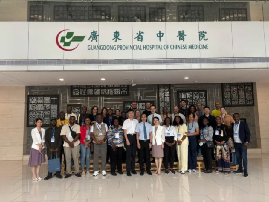 Professora da UNESC (Brasil) com um grupo internacional de profissionais em frente ao Hospital Provincial de Medicina Chinesa em Guangdong, China, durante o colóquio internacional.