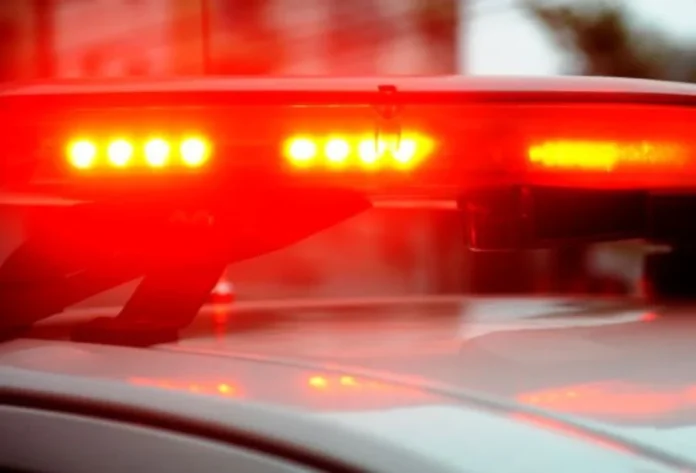 Maracajá Jovem de 19 anos aciona Botão do Pânico e ex é preso Luzes vermelhas de emergência de carro de polícia (ilustração), simbolizando a prisão do ex-companheiro após acionamento do Botão do Pânico em Maracajá.