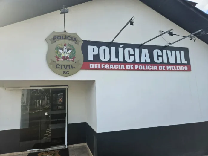 Meleiro Homem é preso por agredir a família e tráfico de drogas Entrada da Delegacia de Polícia de Meleiro, onde foi registrada a ocorrência de prisão por crimes contra a família e tráfico.
