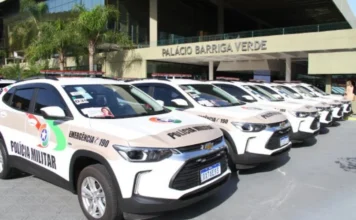 Meleiro: Motorista é preso após fugir da PM em alta velocidade Viaturas da Polícia Militar de Santa Catarina estacionadas, ilustrando a ação de perseguição e prisão realizada pela PM em Meleiro.