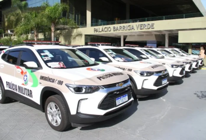 Meleiro Motorista é preso após fugir da PM em alta velocidade Viaturas da Polícia Militar de Santa Catarina estacionadas, ilustrando a ação de perseguição e prisão realizada pela PM em Meleiro.