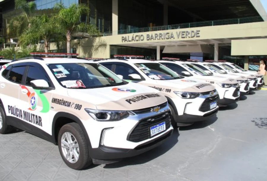 Meleiro Motorista é preso após fugir da PM em alta velocidade Viaturas da Polícia Militar de Santa Catarina estacionadas, ilustrando a ação de perseguição e prisão realizada pela PM em Meleiro.