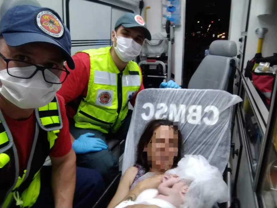 Mãe e recém-nascida do sexo feminino sendo transportadas e assistidas dentro da ambulância do Corpo de Bombeiros, em Criciúma.