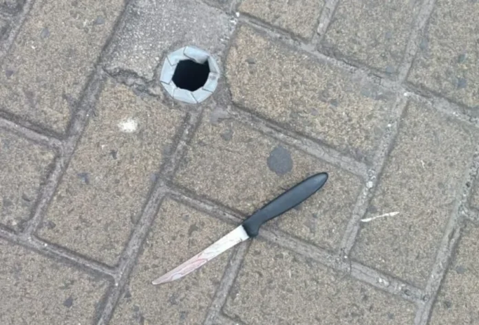 Morador de rua é assassinado após discussão em Sombrio (1) Faca suja de sangue apreendida pela PM, usada no homicídio de Ismael dos Santos Machado em Sombrio.