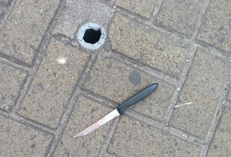 Morador de rua é assassinado após discussão em Sombrio (1) Faca suja de sangue apreendida pela PM, usada no homicídio de Ismael dos Santos Machado em Sombrio.