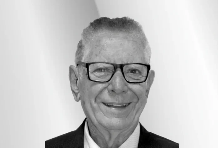 Morre Sebastião Mattos, ex-prefeito e fundador da Cersul Retrato em preto e branco de Sebastião Mattos, ex-prefeito e fundador da Cersul, sorrindo e usando óculos de armação preta.