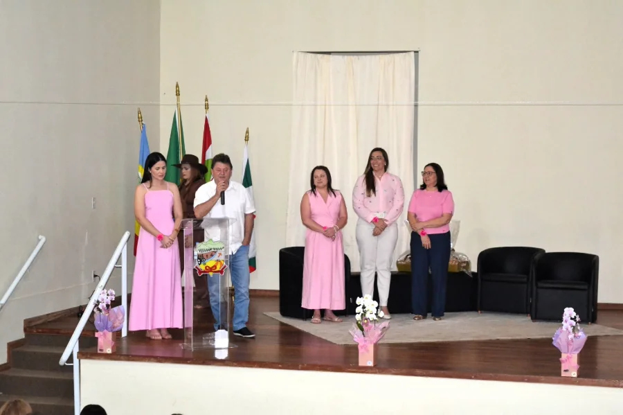 Morro Grande Mais de 200 mulheres celebram o Outubro Rosa Autoridades e organizadores no palco, com mulheres usando roupas rosa, durante a celebração do Outubro Rosa na cidade de Morro Grande.