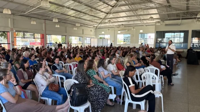 Morro da Fumaça sedia seminário sobre Autismo e TDAH Palestrante discursando para uma grande plateia em Morro da Fumaça, durante seminário sobre Autismo e TDAH (Transtorno de Déficit de Atenção e Hiperatividade).