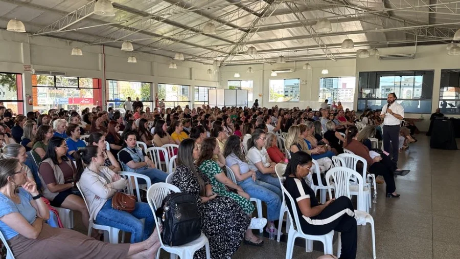 Morro da Fumaça sedia seminário sobre Autismo e TDAH Palestrante discursando para uma grande plateia em Morro da Fumaça, durante seminário sobre Autismo e TDAH (Transtorno de Déficit de Atenção e Hiperatividade).