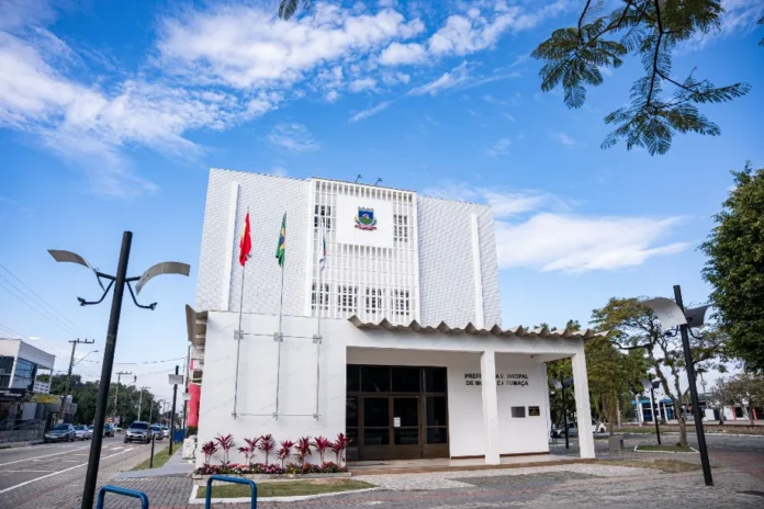 Morro da Fumaça transfere Dia do Servidor para sexta-feira Fachada do Paço Municipal de Morro da Fumaça, com a bandeira do Brasil e do município, ilustrando a transferência do feriado do Dia do Servidor.