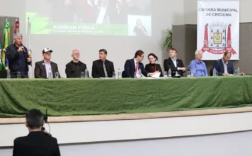 Morro dos Cavalos: Audiência em Criciúma exige túnel na BR-101 Mesa diretora na Audiência Pública em Criciúma sobre a construção do túnel no Morro dos Cavalos.