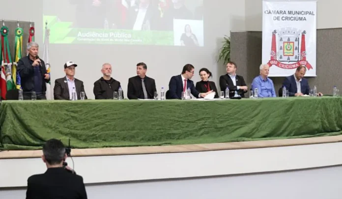 Morro dos Cavalos Audiência em Criciúma exige túnel na BR-101 Mesa diretora na Audiência Pública em Criciúma sobre a construção do túnel no Morro dos Cavalos.