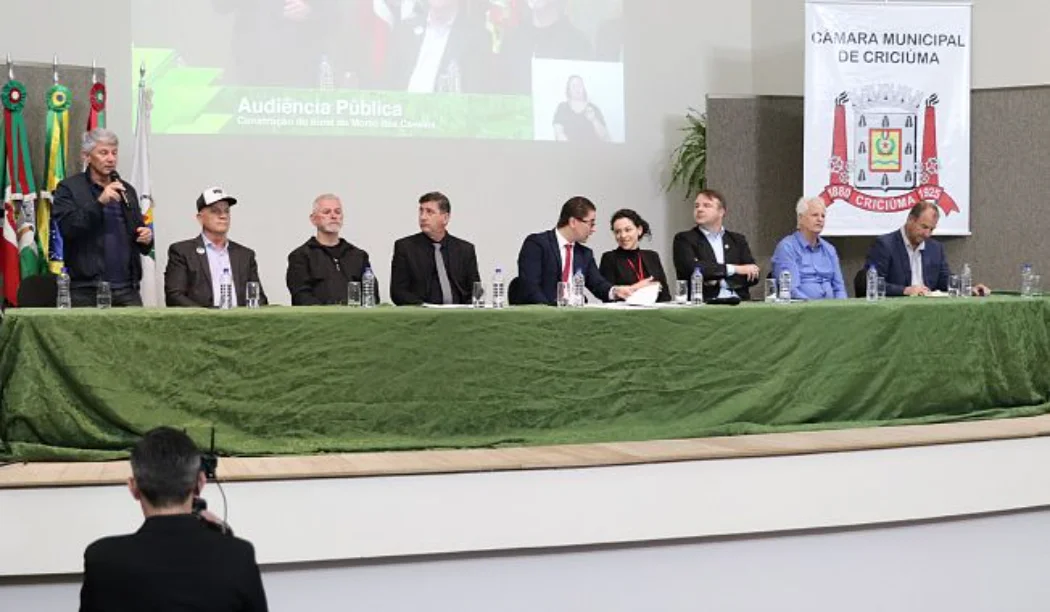 Morro dos Cavalos Audiência em Criciúma exige túnel na BR-101 Mesa diretora na Audiência Pública em Criciúma sobre a construção do túnel no Morro dos Cavalos.
