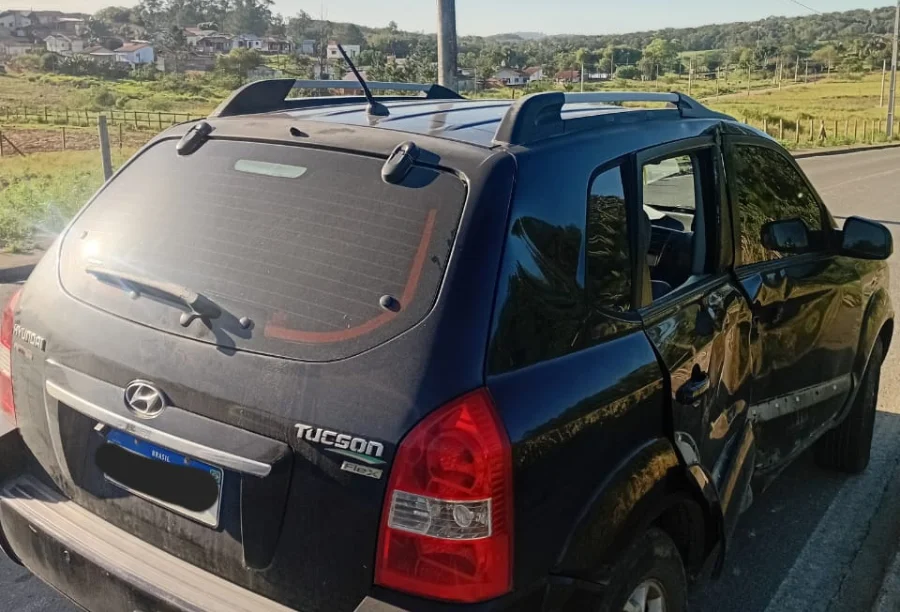 Automóvel Hyundai Tucson danificado após colisão com motocicleta na Rua Ambrósio Dalló, em Cocal do Sul.