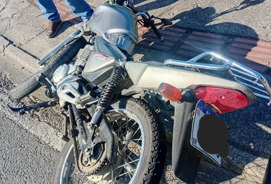 Motocicleta CG Titan 150 na via após acidente grave com carro no bairro Boa Vista, em Cocal do Sul.