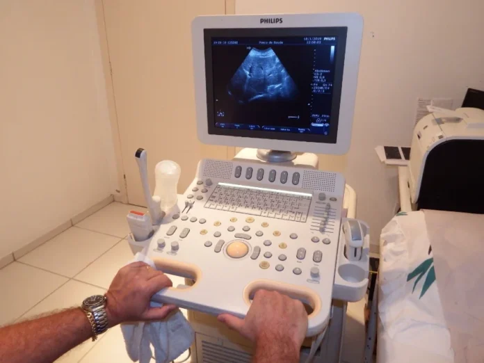 Mutirão em Arroio do Silva agilizará exames de alta complexidade Aparelho de ultrassom (ecografia) de alta complexidade sendo operado por um técnico, ilustrando o mutirão de exames no setor de saúde de Arroio do Silva.