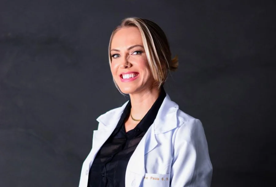 Nutrição com propósito cuidando do corpo, nutrindo a alma Profissional de nutrição, Ana Paula Sartor Ronconi, vestindo jaleco e sorrindo, ilustrando o conceito de 'Nutrição com propósito' e cuidado integral do corpo e da alma.