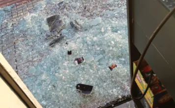 Onda de furtos aterroriza comerciantes de Sombrio Vidro de uma vitrine ou porta de loja completamente estilhaçado no chão, após arrombamento em um comércio de Sombrio, ilustrando a onda de furtos.