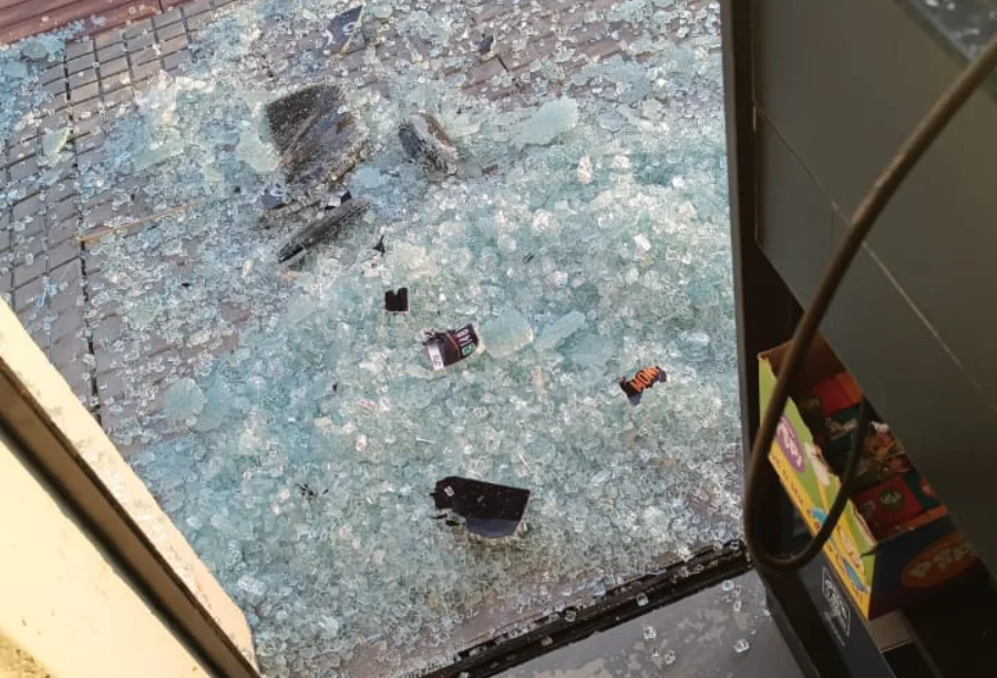 Onda de furtos aterroriza comerciantes de Sombrio (1) Vidro de uma vitrine ou porta de loja completamente estilhaçado no chão, após arrombamento em um comércio de Sombrio, ilustrando a onda de furtos.