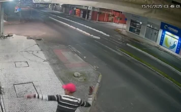 Sombrio: Polícia prende autor de furtos a comércios Imagem de câmera de segurança mostrando indivíduo suspeito na calçada no centro de Sombrio durante a madrugada, ilustrando a onda de furtos no comércio.