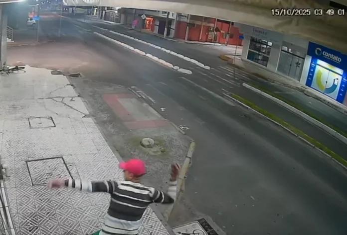 Onda de furtos aterroriza comerciantes de Sombrio Imagem de câmera de segurança mostrando indivíduo suspeito na calçada no centro de Sombrio durante a madrugada, ilustrando a onda de furtos no comércio.