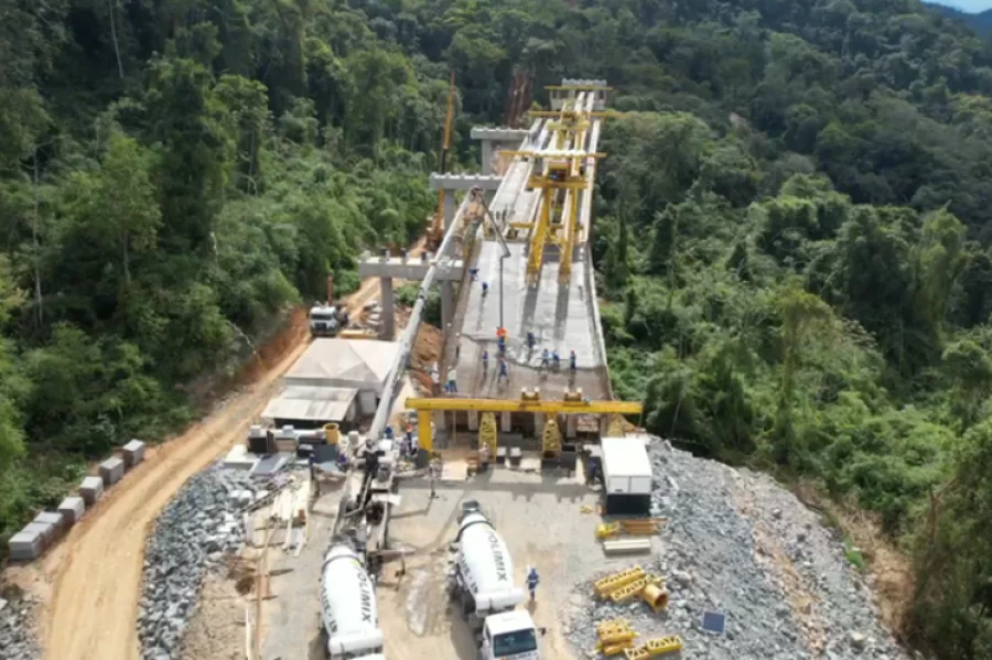 Orçamento 2026 FIESC denuncia corte para rodovias de SC Obra de construção do elevado da BR-280 em Jaraguá do Sul, com máquinas e estruturas de concreto, simbolizando os projetos que podem ser afetados pelo corte de verbas do DNIT em Santa Catarina.