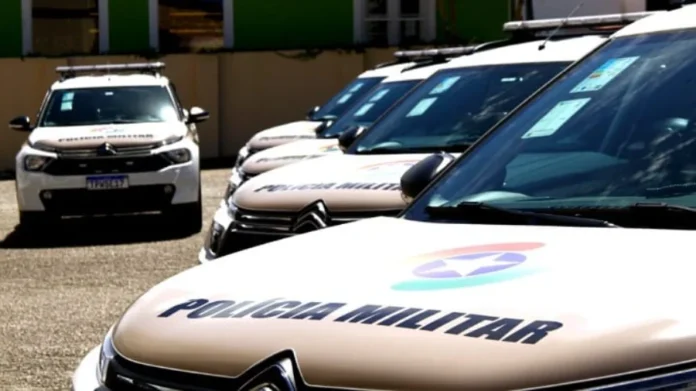 PMSC recebe nove novas viaturas para a segurança escolar Nove novas viaturas da PMSC com identificação da Polícia Militar no capô, destinadas à segurança das escolas.