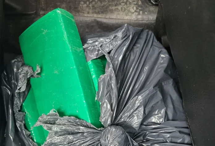 PRF prende traficantes após perseguição em SC Tabletes de 20 quilos de maconha e celulares apreendidos pela PRF após perseguição na BR-101.