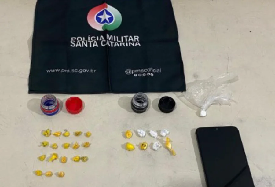 Petecas de cocaína e pedras de crack encontradas em cápsulas feitas com tampas de garrafa pet pela PM em Araranguá.
