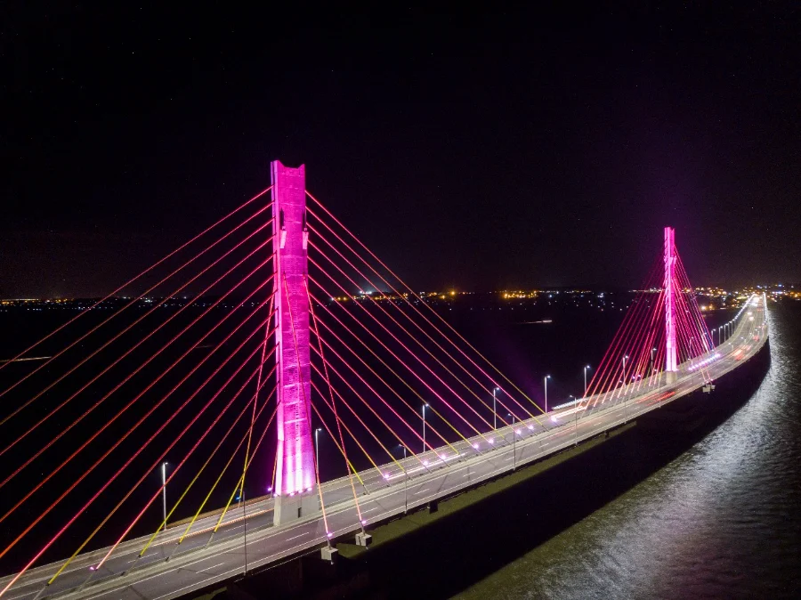 Ponte Anita Garibaldi fica rosa no mês de outubro Vista noturna da Ponte Anita Garibaldi, em Laguna, totalmente iluminada com a cor rosa em apoio à campanha de conscientização do Outubro Rosa.