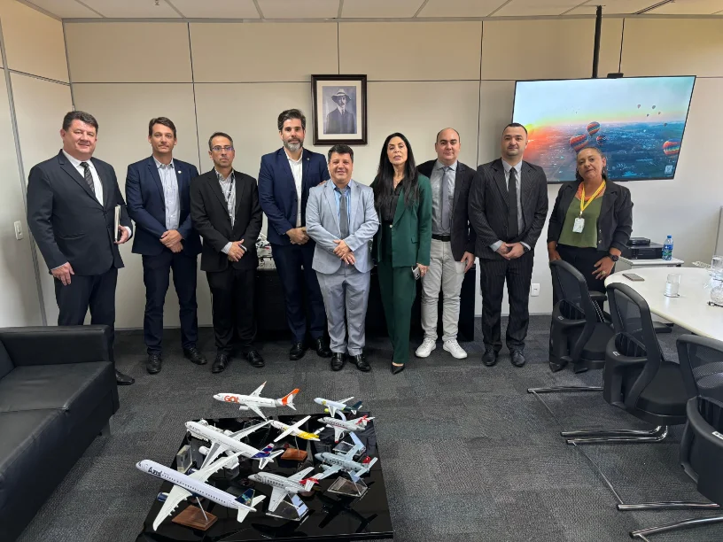 Praia Grande busca junto à ANAC regulamentação do balonismo Comitiva de Praia Grande reunida com representantes da ANAC (Agência Nacional de Aviação Civil), com miniaturas de aviões na mesa, em busca da regulamentação do balonismo na cidade.