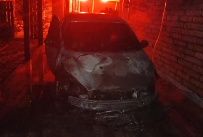 Praia Grande veículo é destruído por incêndio em garagem Veículo carbonizado dentro de uma garagem em Praia Grande, após ser consumido pelo fogo.