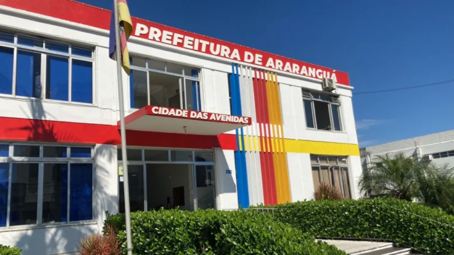 Prefeitura de Araranguá antecipa dia do Servidor Público Fachada colorida da Prefeitura Municipal de Araranguá, iluststrando a antecipação do Dia do Servidor Público.