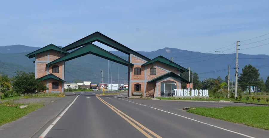 Prefeitura de Timbé do Sul emite nota sobre Operação Trivium Pórtico de entrada da cidade de Timbé do Sul, com montanhas ao fundo, ilustrando a cidade onde a Prefeitura emitiu nota sobre a Operação Trivium.