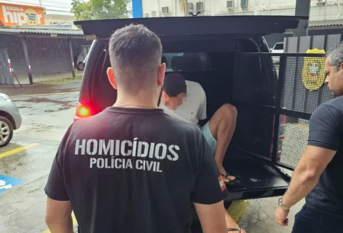 Preso autor de tentativa de homicídio em Criciúma Homem de 21 anos, suspeito de tentativa de homicídio, sendo conduzido por policial à viatura da Polícia Civil em Criciúma.