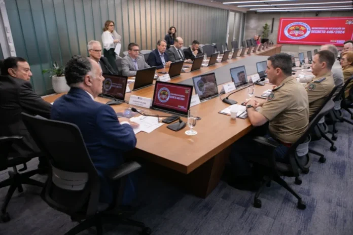 Programa Descomplica reduz tempo de processos dos Bombeiros Reunião de trabalho com autoridades civis e membros do Corpo de Bombeiros de Santa Catarina, discutindo a implementação do Programa Descomplica para agilizar processos e decretos.