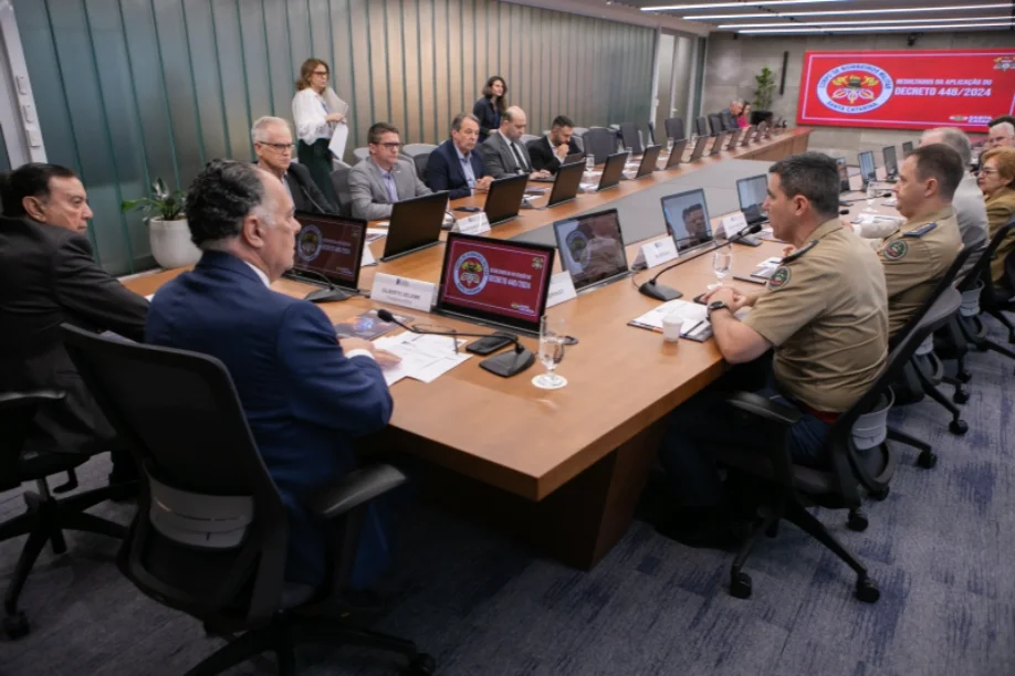 Programa Descomplica reduz tempo de processos dos Bombeiros Reunião de trabalho com autoridades civis e membros do Corpo de Bombeiros de Santa Catarina, discutindo a implementação do Programa Descomplica para agilizar processos e decretos.