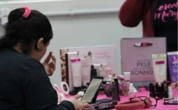 Projeto Mais Saúde da Unesc celebra Outubro Rosa Uma imagem que captura um dos atendimentos oferecidos pelo Projeto Unesc Mais Saúde e Bem-Estar, como um workshop ou orientação de saúde, em alusão ao Outubro Rosa.