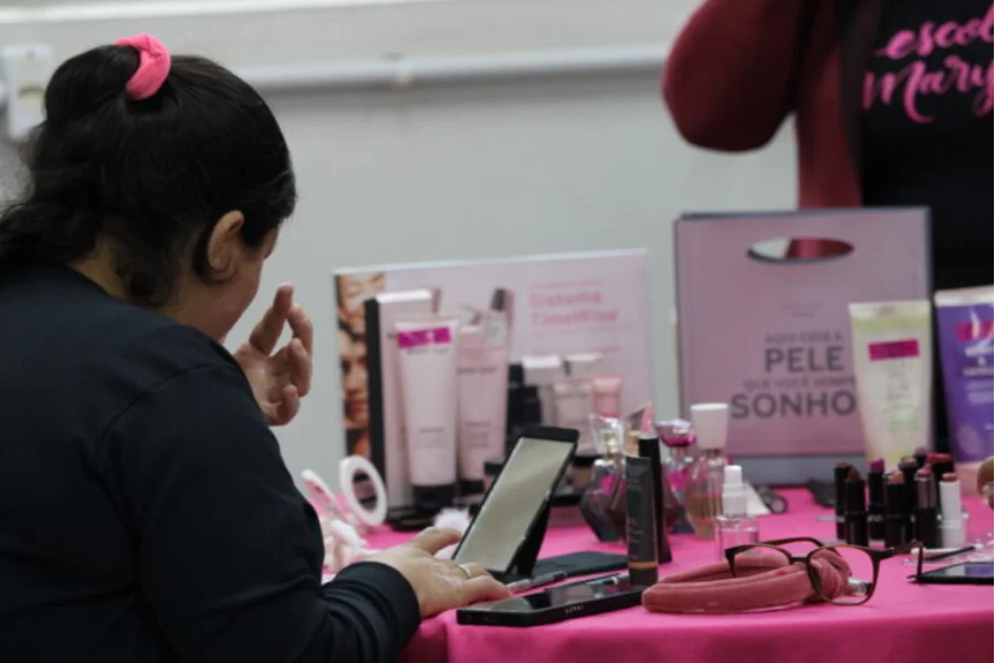 Uma imagem que captura um dos atendimentos oferecidos pelo Projeto Unesc Mais Saúde e Bem-Estar, como um workshop ou orientação de saúde, em alusão ao Outubro Rosa.