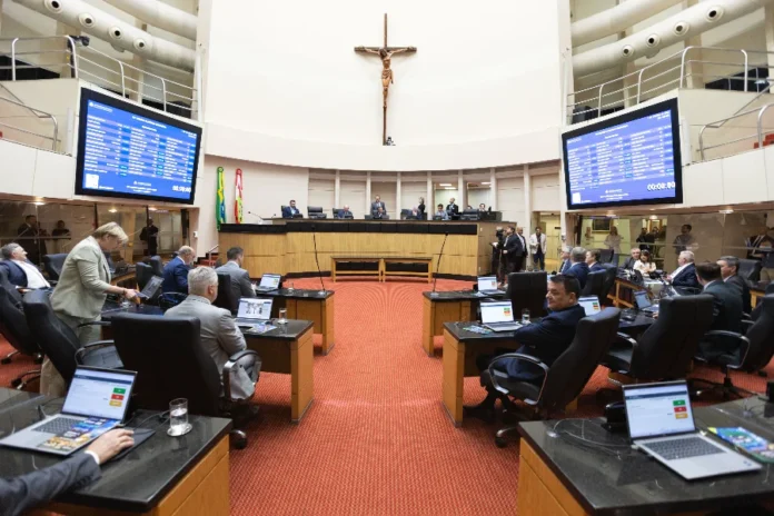 Projeto quer reduzir registros sem nome do pai em Santa Catarina Sessão Plenária na Assembleia Legislativa de Santa Catarina (ALESC), com deputados votando e debatendo o projeto de lei que visa reduzir o número de registros de nascimento sem o nome do pai.
