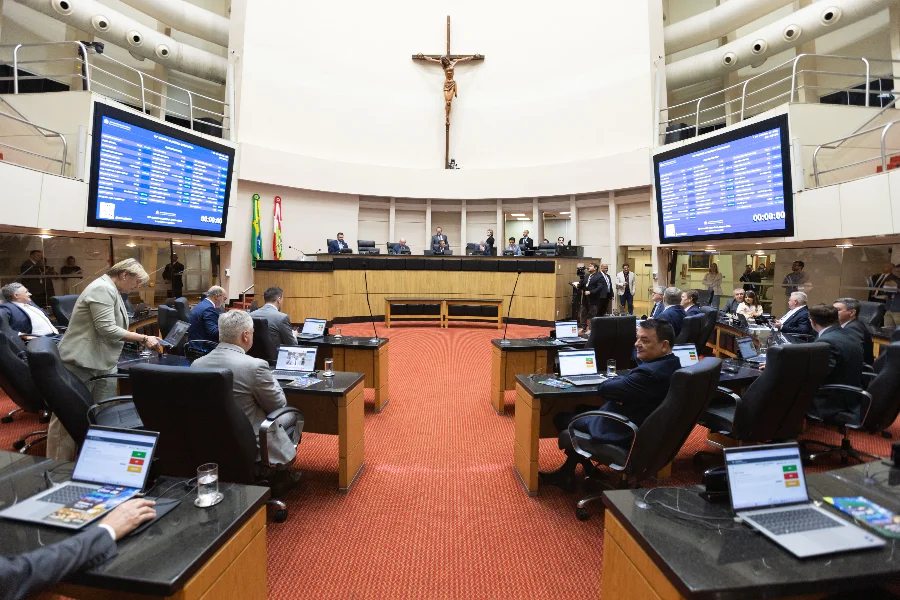 Sessão Plenária na Assembleia Legislativa de Santa Catarina (ALESC), com deputados votando e debatendo o projeto de lei que visa reduzir o número de registros de nascimento sem o nome do pai.