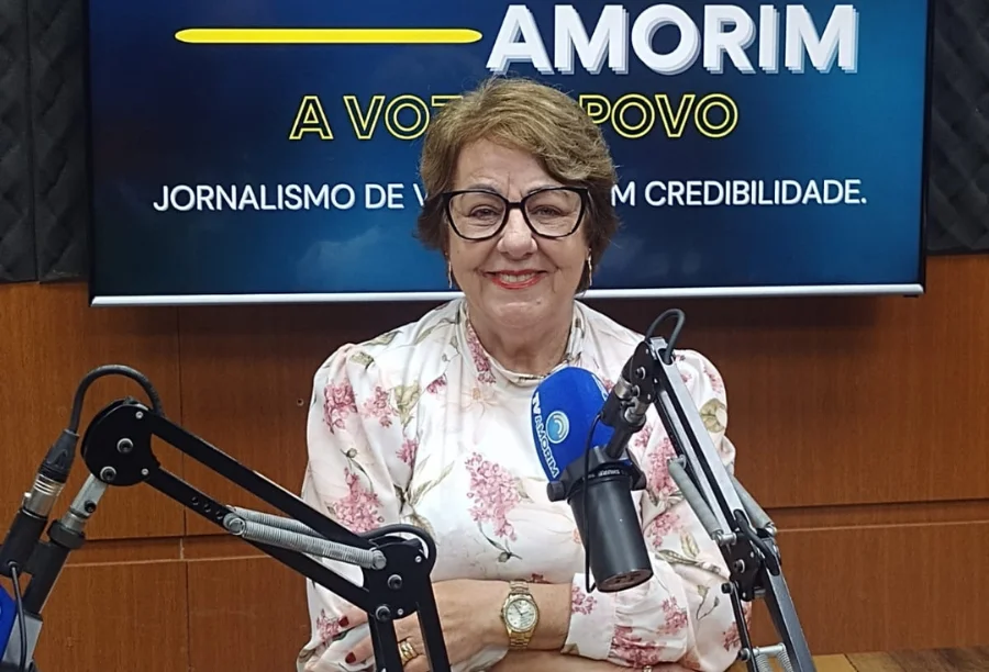 Psicóloga Maria Terezinha Hilsendeger Pereira em entrevista sobre ansiedade e autocuidado na Rádio Amorim FM.