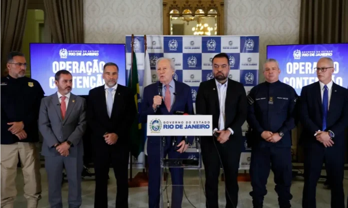 Rio de Janeiro cria escritório para enfrentar o crime organizado (1) Ministro Ricardo Lewandowski e Governador Claudio Castro, ladeados por autoridades policiais, anunciam a criação de um escritório para enfrentar o crime organizado no Rio de Janeiro.