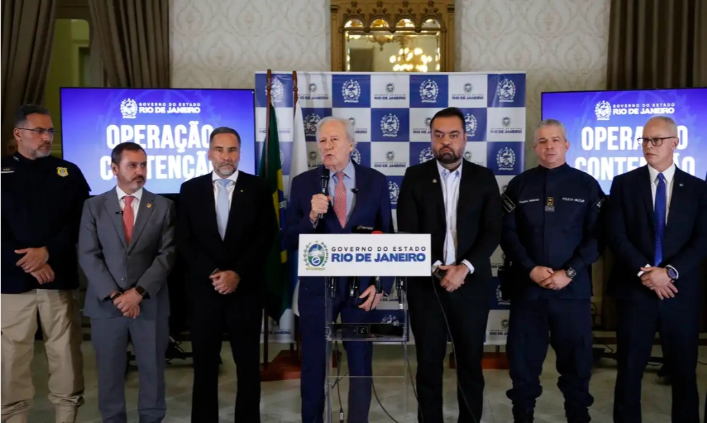 Rio de Janeiro cria escritório para enfrentar o crime organizado (1) Ministro Ricardo Lewandowski e Governador Claudio Castro, ladeados por autoridades policiais, anunciam a criação de um escritório para enfrentar o crime organizado no Rio de Janeiro.