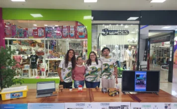 Robótica brilha em exposição no Sombrio Moda Shopping Alunos do Polo de Altas Habilidades e professoras em exposição de robótica no shopping.