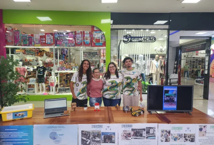 Robótica brilha em exposição no Sombrio Moda Shopping Alunos do Polo de Altas Habilidades e professoras em exposição de robótica no shopping.