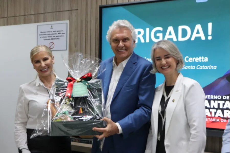O governador de Goiás, Ronaldo Caiado, ao lado da reitora em exercício da Unesc, Gisele Silveira Coelho Lopes, durante a visita às Clínicas Integradas de Saúde.