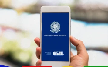 SC cria 11,4 mil vagas e serviços puxam o crescimento Mão segurando um celular com a tela da "Carteira de Trabalho Digital" em destaque, simbolizando a criação de 11,4 mil vagas de emprego e o crescimento do setor de serviços em Santa Catarina.
